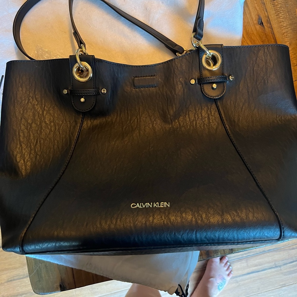 Reversible Calvin Klein tote, wristlet and dust bag. NWT